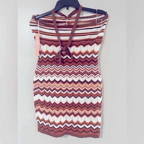 CRAVE FAME
Juniors' Halter Zig Zag Dress size Meduim - Picture 5 of 6